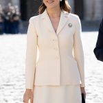 Koningin Mary draagt een pak van Dior