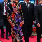 Koningin Mathilde in Dries van Noten