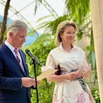Koningin Mathilde draagt een overhemdjurk van Natan