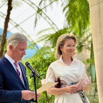 door-de-belgische-koningin-mathilde-willen-wij-ook-een-overhemdjurk-voor-de-lente-344712