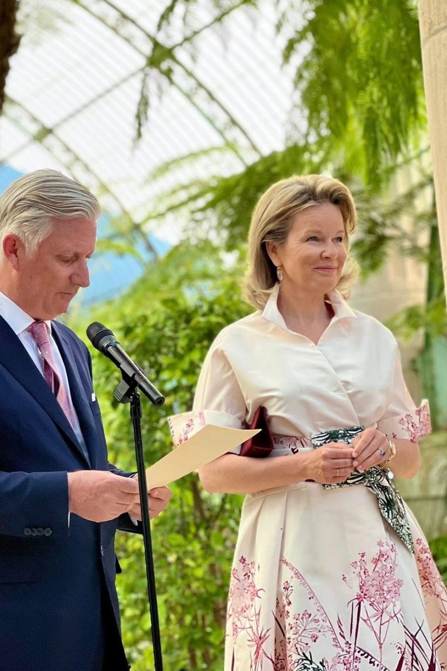 door-de-belgische-koningin-mathilde-willen-wij-ook-een-overhemdjurk-voor-de-lente-344712