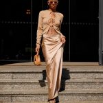 Een streetstyler draagt een lange satijnen rok in New York