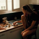 Marlijn Hoek eet ontbijt en drinkt koffie in Vogue's januari/februari 2024-nummer