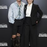 Pedro pascal draagt acne studios shorts en laarzen in Japan