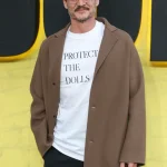 Pedro Pascal in een Portect the dolls-shirt