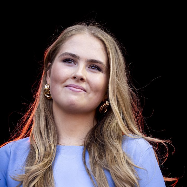 van-mondriaan-inspired-tot-royal-blue-de-beste-looks-van-prinses-amalia-op-koningsdag-392183