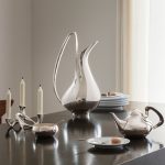 Een waterkan van Georg Jensen, een stijlvol voorbeeld van roestvrijstalen items in je interieur