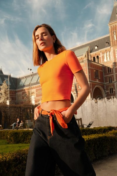 geen-fan-van-een-full-oranje-look-met-een-pop-of-orange-kom-je-koningsdag-stijlvol-door-390183