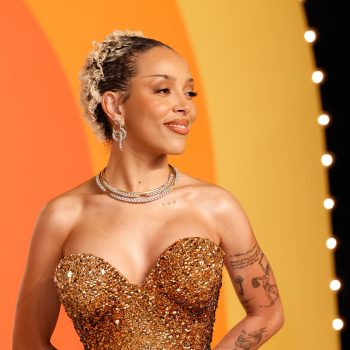 doja-cat-transformeert-in-een-mugler-raceauto-en-dat-wil-je-even-zien-344913