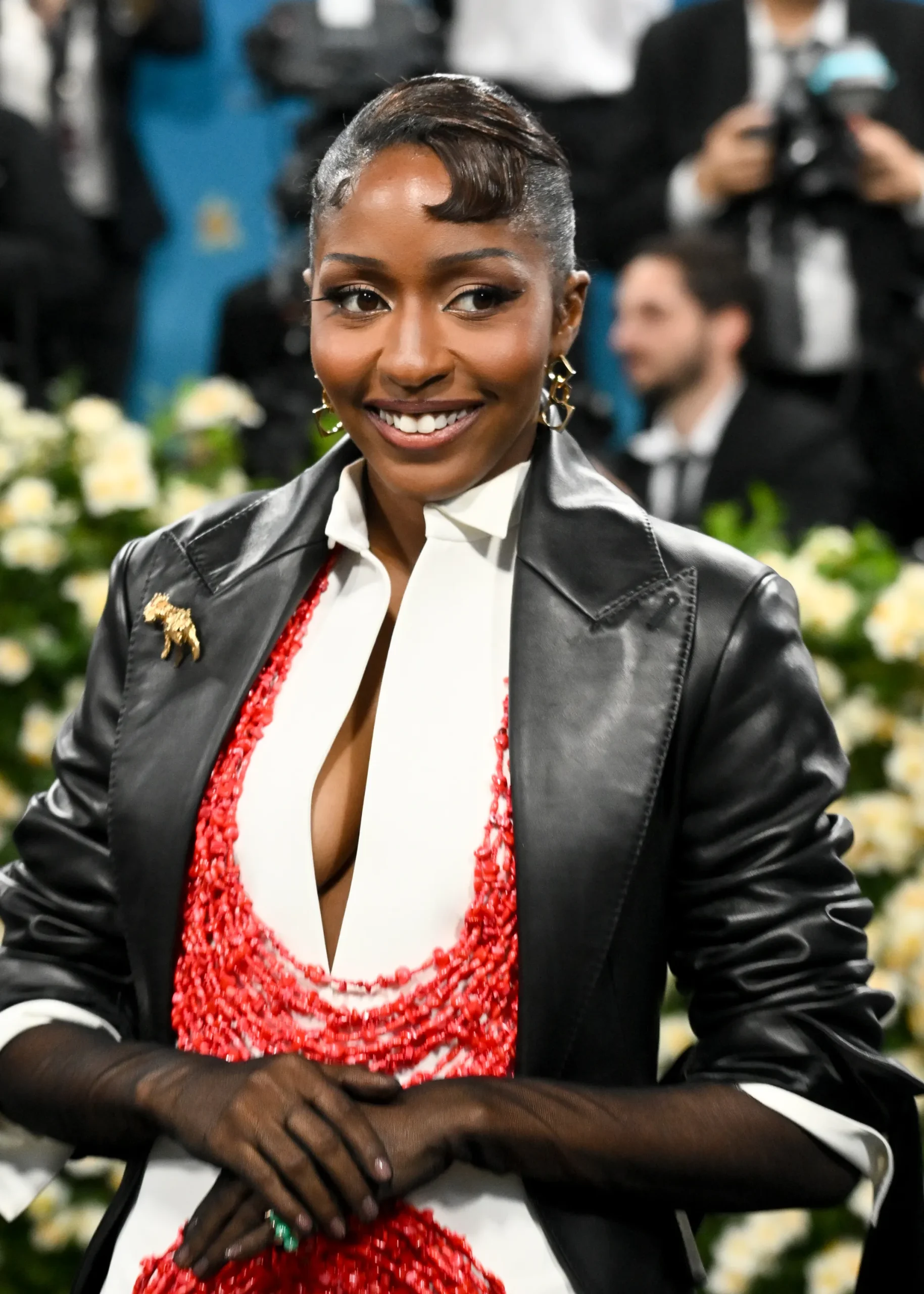 Ayo Edebiri in Ferragamo en een Cartier broche met gala 2025