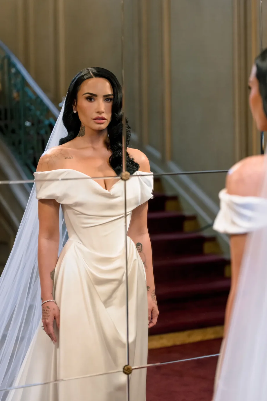 demi-lovato-is-getrouwd-in-een-klassieke-bruidsjurk-van-vivienne-westwood-347902