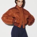 De cropped bomberjas in de pre Fall-collectie van Elisabetta Franchi.