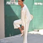 Jasmine Tookes in een satijnen set