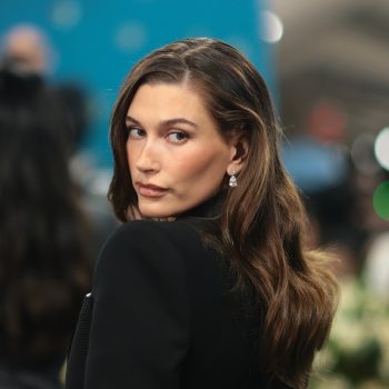hailey-bieber-deelt-de-beautyroutine-waarmee-ze-zich-voorbereidde-op-het-met-gala-345741