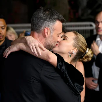 jennifer-lawrence-maakt-stijlvolle-comeback-op-het-filmfestival-van-cannes-met-kusmoment-347093