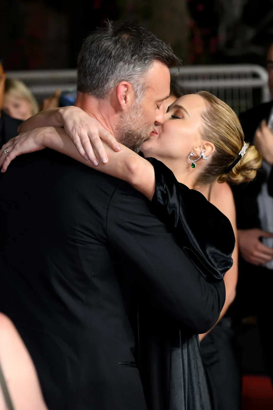 jennifer-lawrence-maakt-stijlvolle-comeback-op-het-filmfestival-van-cannes-met-kusmoment-347093