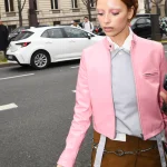 Een streetstyler draagt een gekleurde leren jas