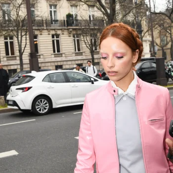 deze-leren-jas-geeft-dit-seizoen-een-flinke-dosis-kleur-aan-je-lentelook-344769