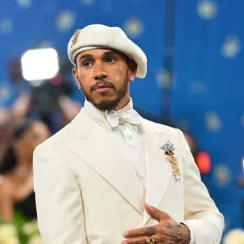 kers-op-de-taart-dit-zijn-mooiste-broches-ook-van-mannen-op-het-met-gala-2025-345408