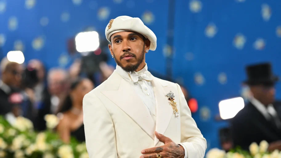 kers-op-de-taart-dit-zijn-mooiste-broches-ook-van-mannen-op-het-met-gala-2025-345408