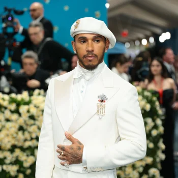 lewis-hamiltons-look-voor-het-met-gala-2025-zit-vol-symboliek-345252