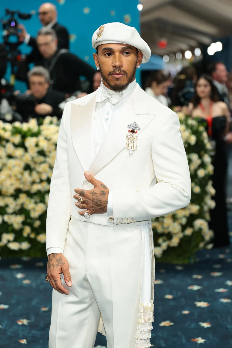 lewis-hamiltons-look-voor-het-met-gala-2025-zit-vol-symboliek-345252