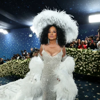 diana-ross-keert-na-22-jaar-terug-naar-het-met-gala-in-een-jurk-met-een-bijzondere-sleep-345196
