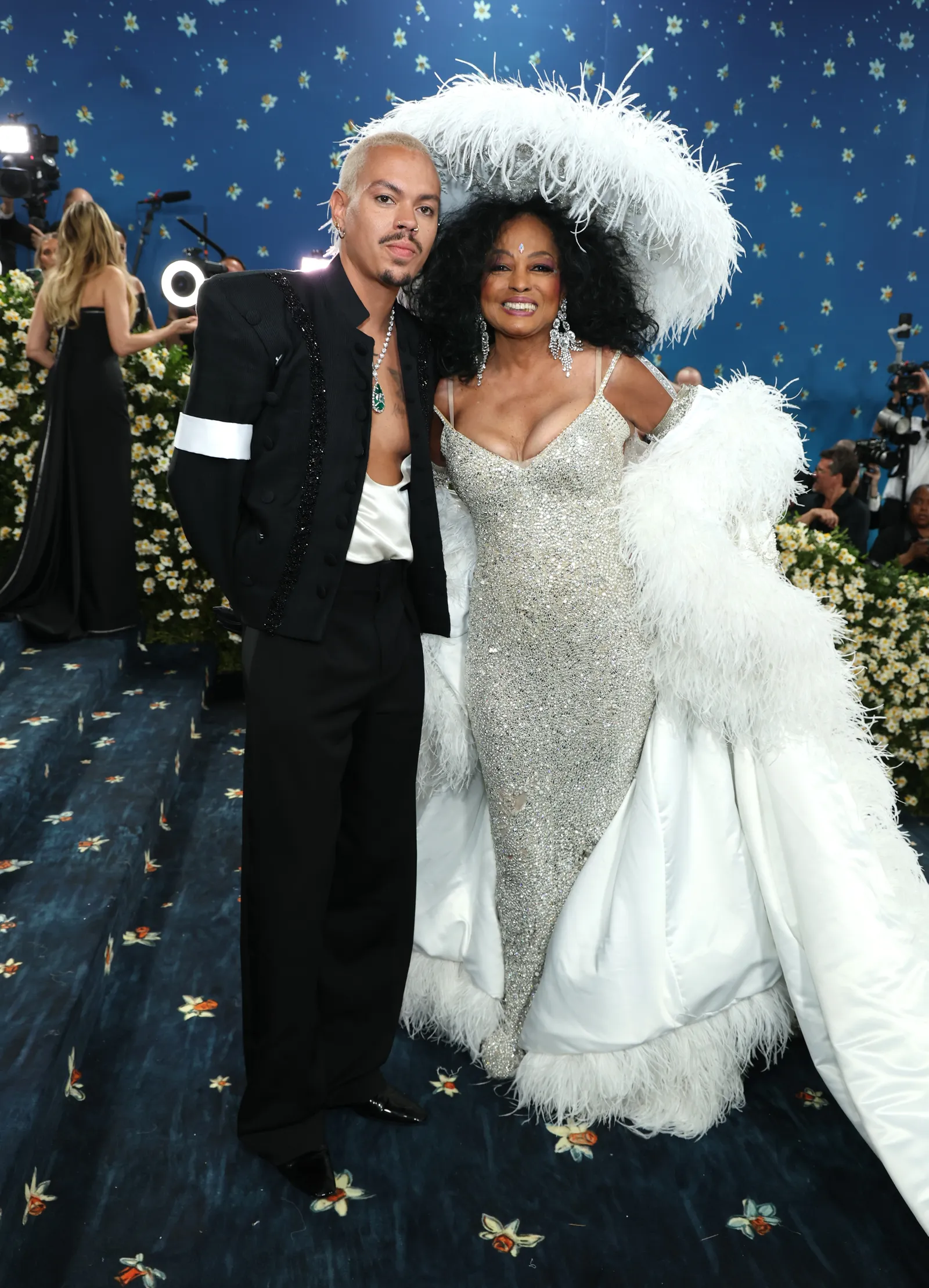Diana Ross met haar kleinzoon Evan Ross op het Met Gala 2025.