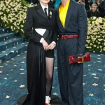 Aimee Lou Wood en Patrick Schwarzenegger van 'The White Lotus' op het Met Gala 2025.