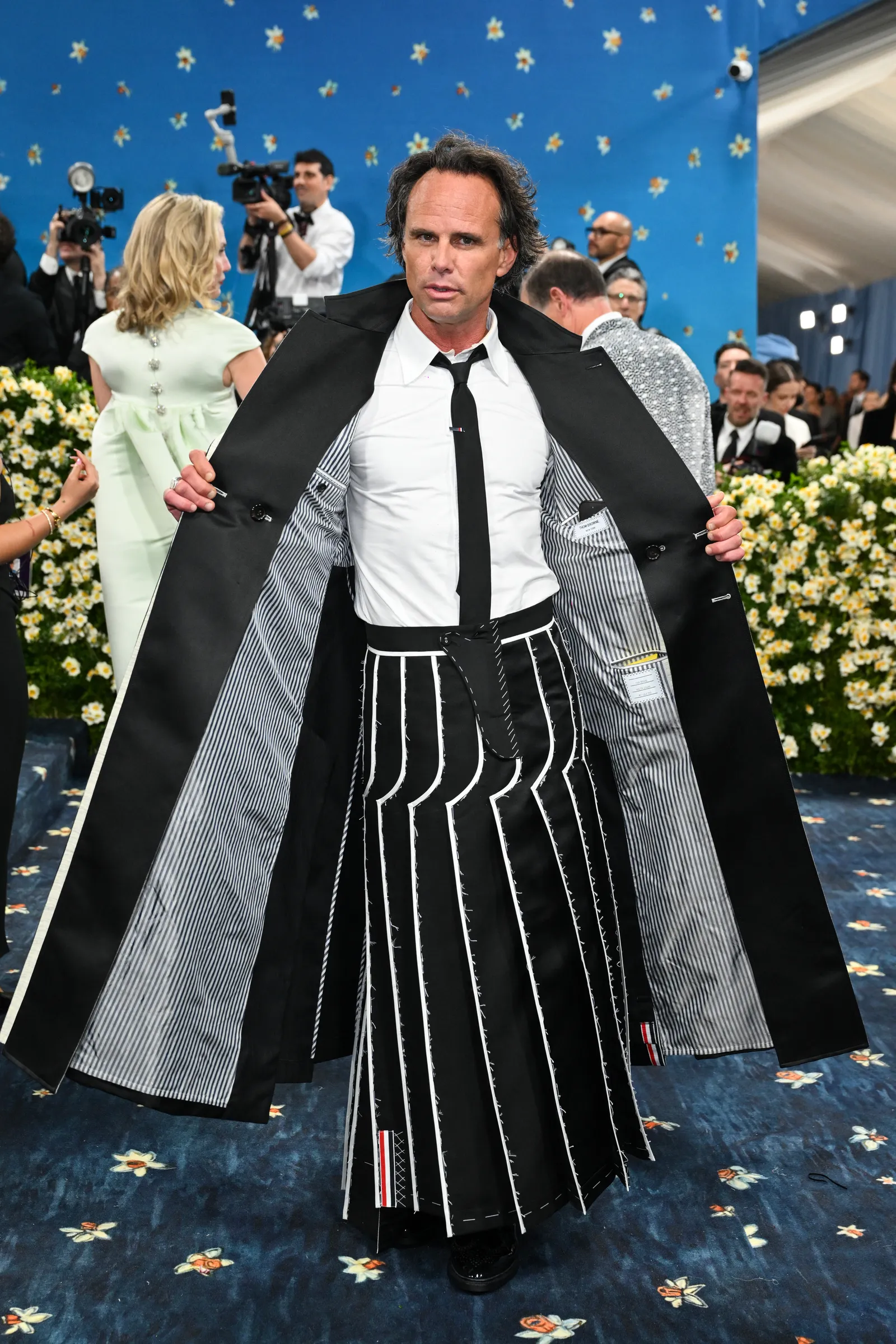 Walton Goggins draagt Thom Browne op het Met Gala 2025.