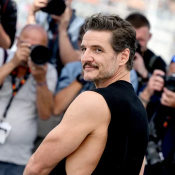pedro-pascal-maakt-indruk-op-het-filmfestival-van-cannes-2025-met-opvallende-look-347143