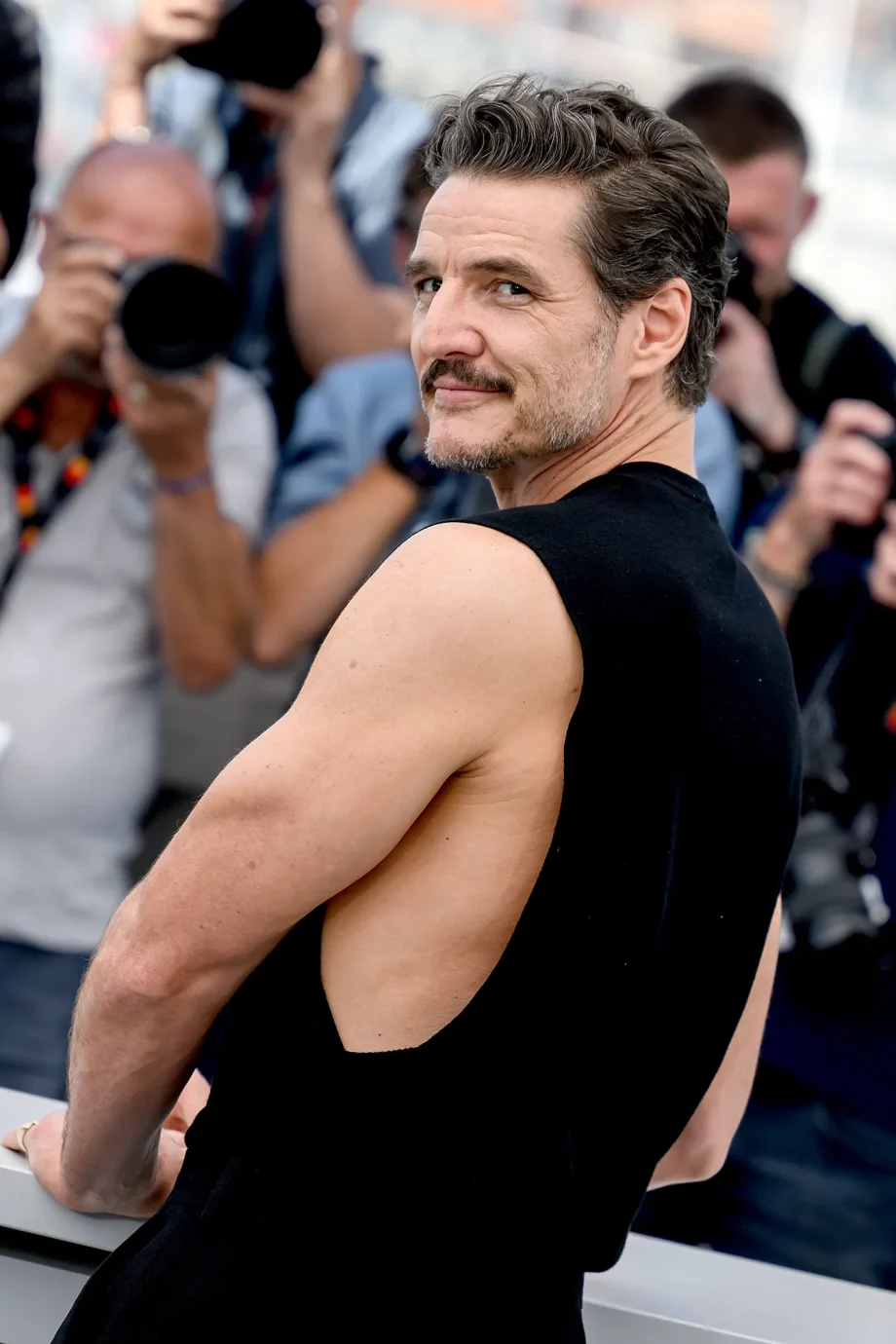 pedro-pascal-maakt-indruk-op-het-filmfestival-van-cannes-2025-met-opvallende-look-347143