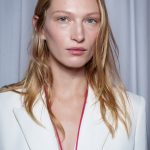 Model met een stralende huid.