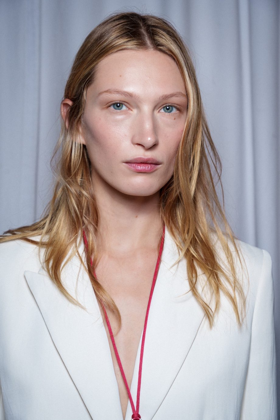 werkt-een-led-masker-echt-deze-vogue-redacteur-testte-de-beautytool-een-maand-lang-364112