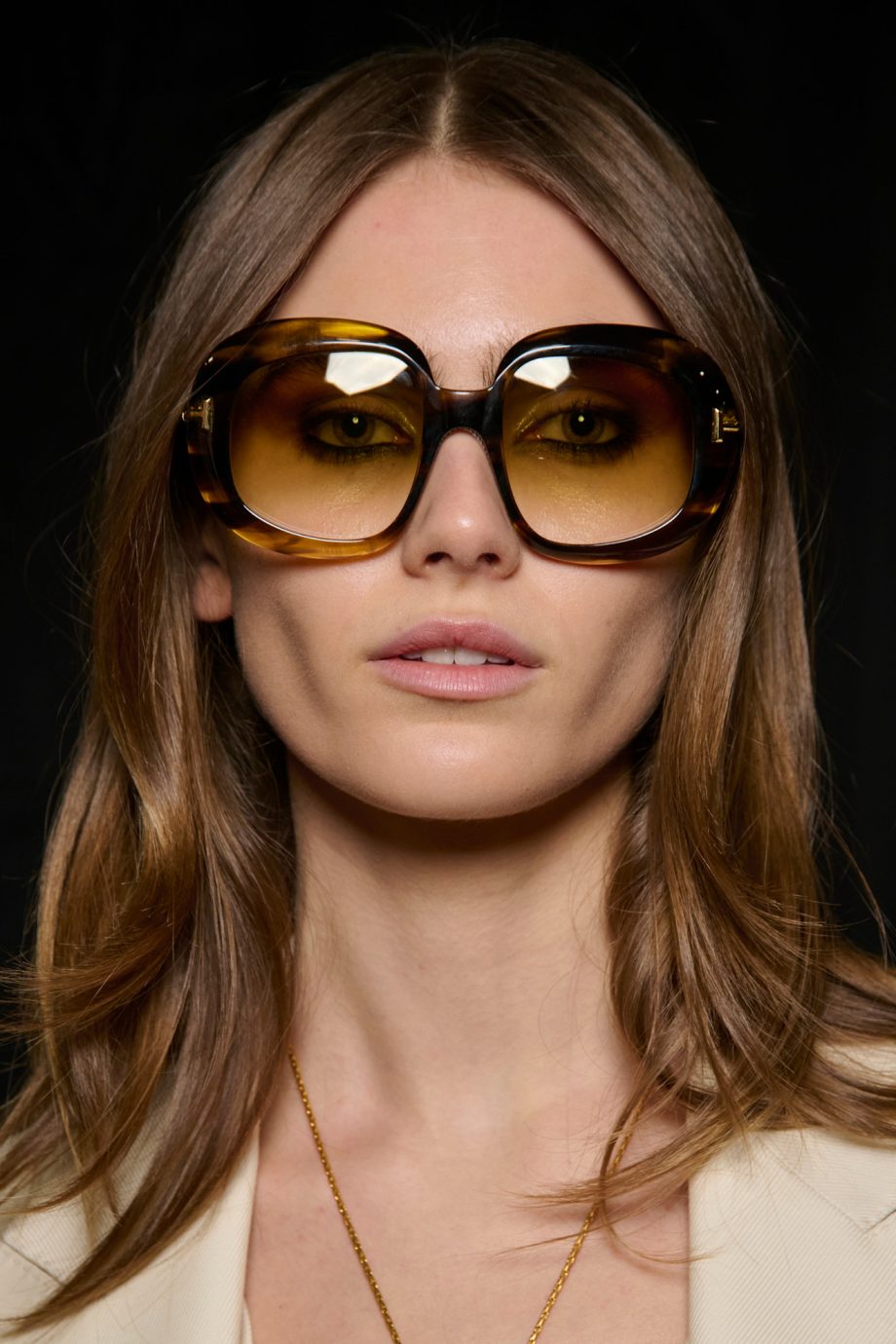 deze-grote-zonnebrillen-maken-je-look-in-een-handomdraai-nog-interessanter-346384