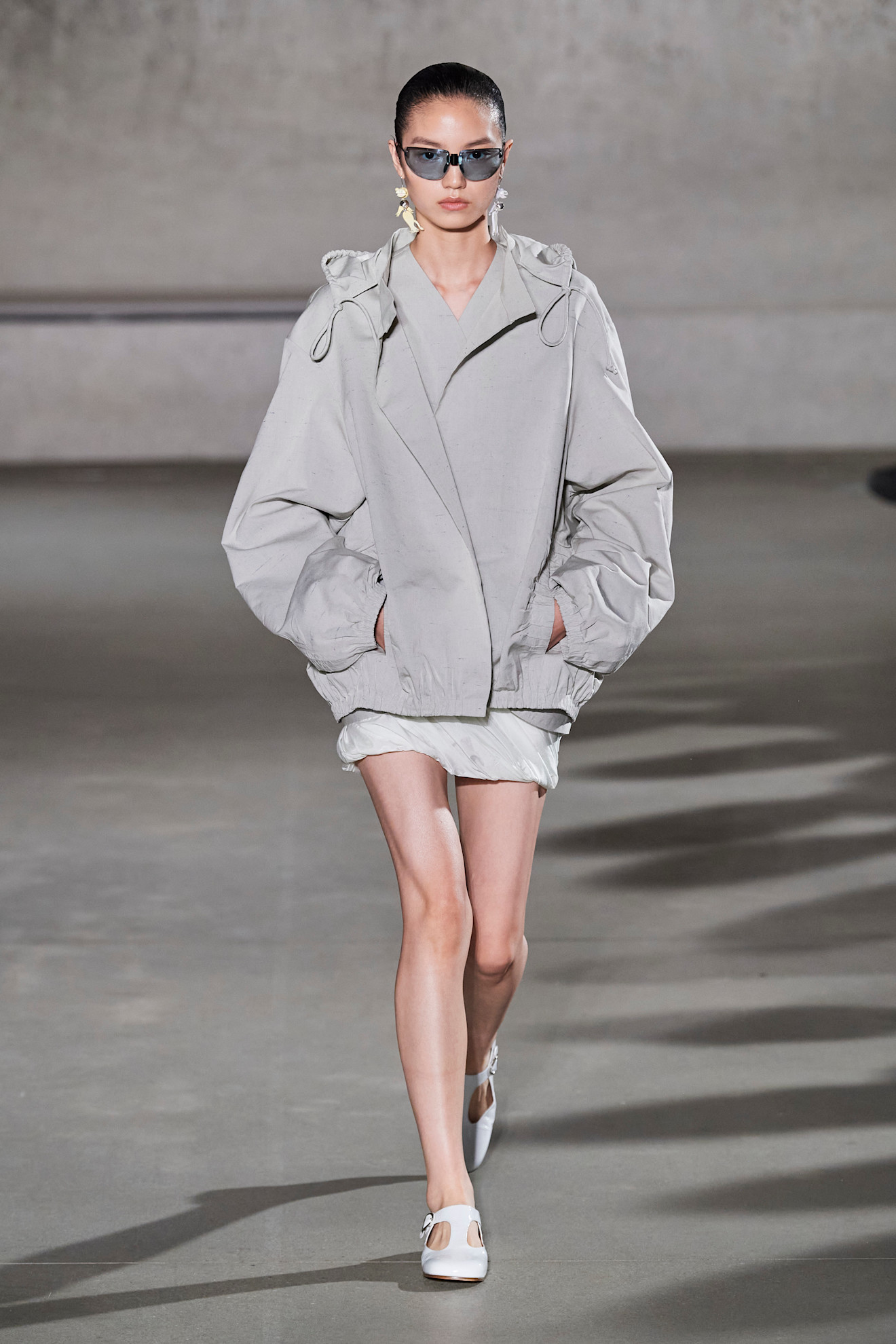 Een regenproof tussenjas op de catwalk van Tory Burch