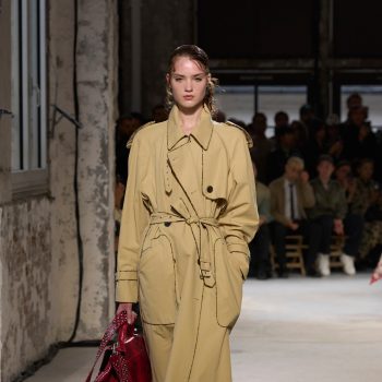 van-klassiek-tot-cropped-dit-is-vogues-ultieme-trenchcoat-guide-met-de-mooiste-exemplaren-344945