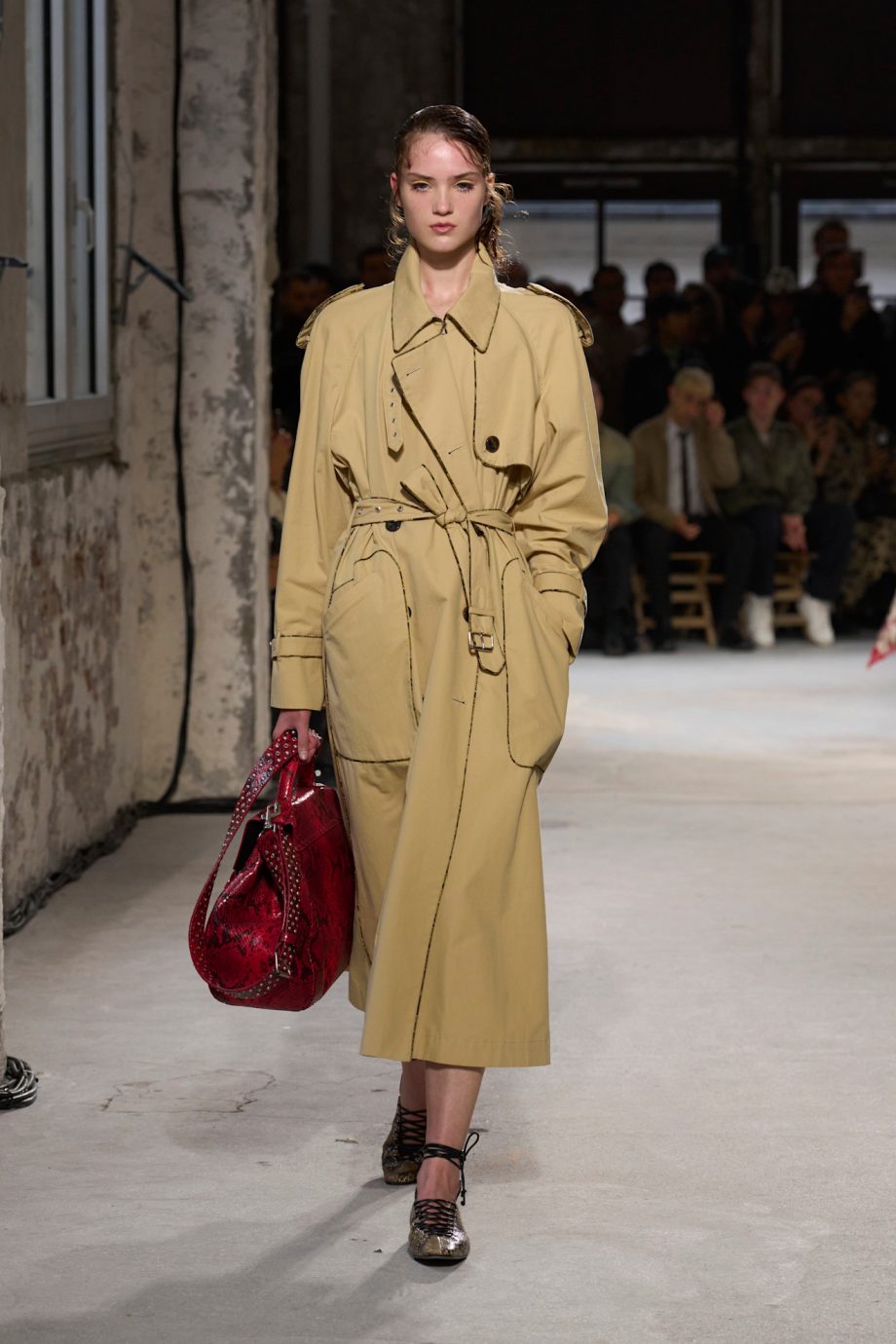 van-klassiek-tot-cropped-dit-is-vogues-ultieme-trenchcoat-guide-met-de-mooiste-exemplaren-344945