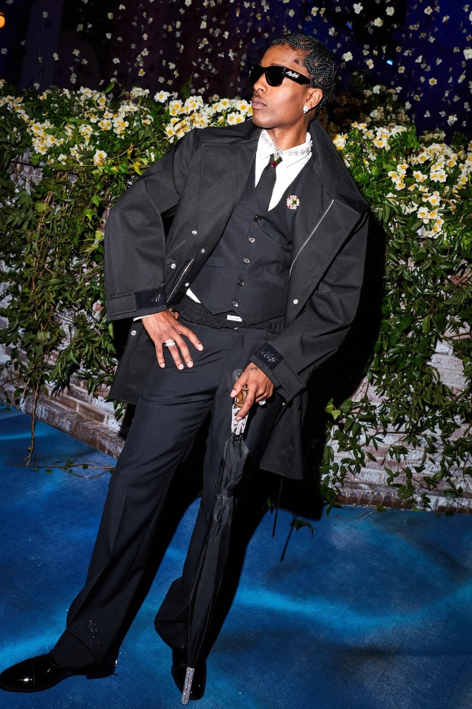 als-een-echte-dandy-droeg-aap-rocky-zijn-eigen-ontwerp-naar-het-met-gala-2025-345285