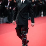 Alexander Skarsgård in Saint Laurent in Cannes met kinky laarzen