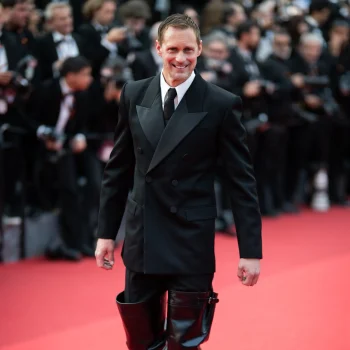 alexander-skarsgard-en-zijn-kinky-laarzen-zijn-het-hoogtepunt-van-cannes-2025-347387