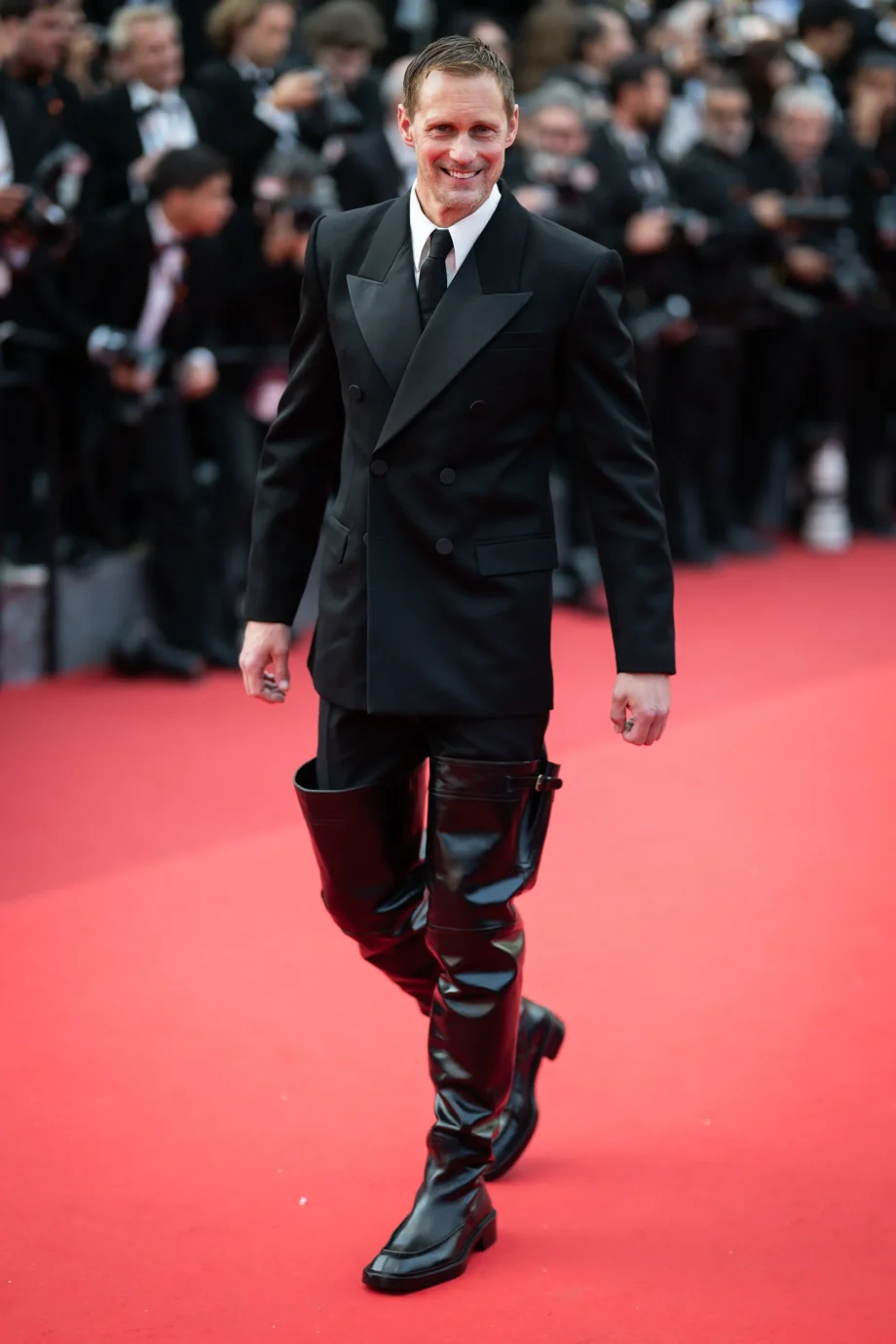 alexander-skarsgard-en-zijn-kinky-laarzen-zijn-het-hoogtepunt-van-cannes-2025-347387