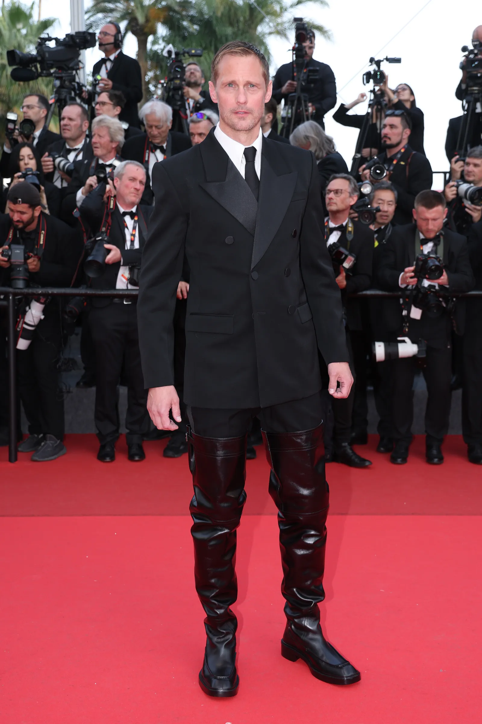 Alexander Skarsgård in Saint Laurent in Cannes met kinky laarzen