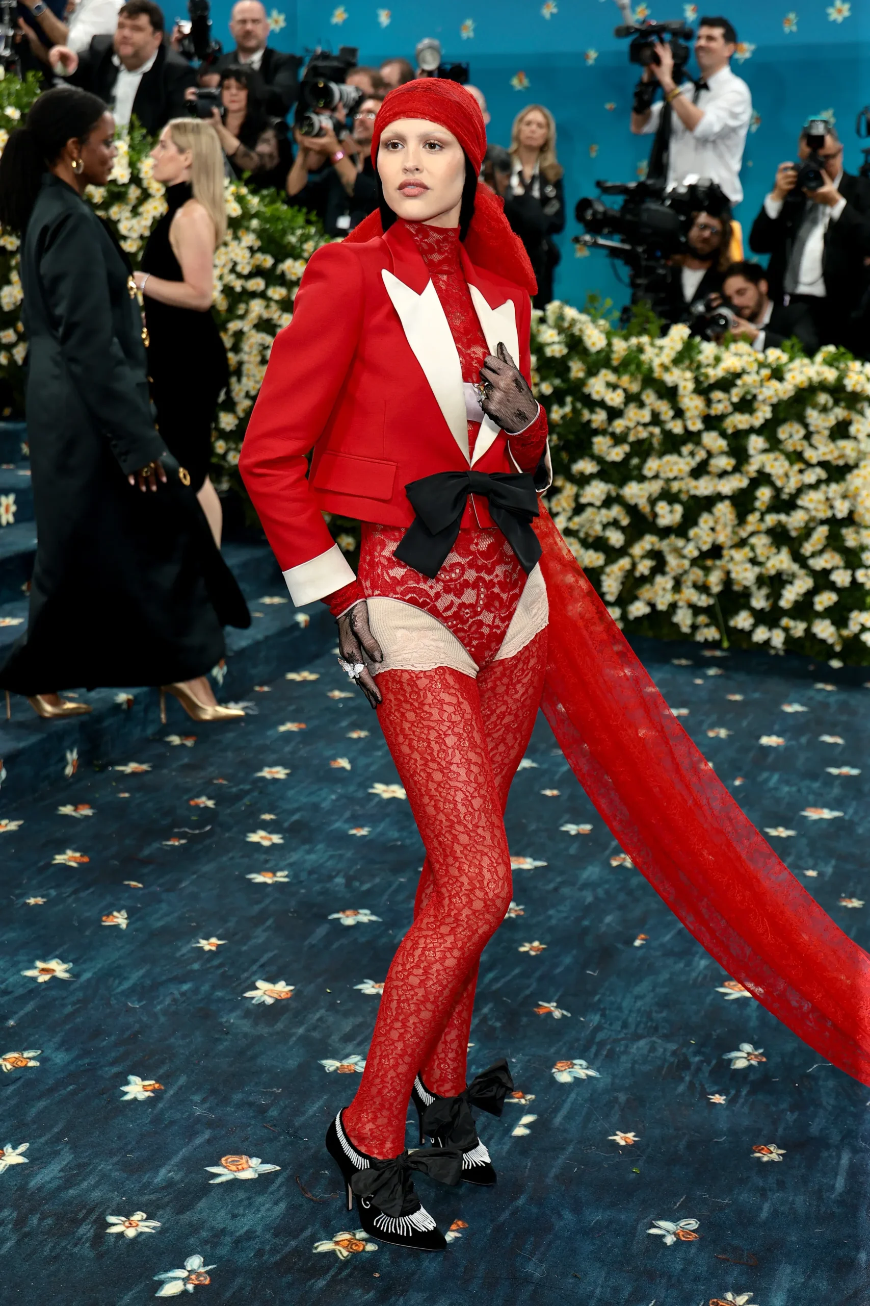 Amelia Gray kiest voor de no pants-look op het Met Gala 2025