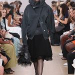 Een regenproof tussenjas op de catwalk van Proenza Schouler