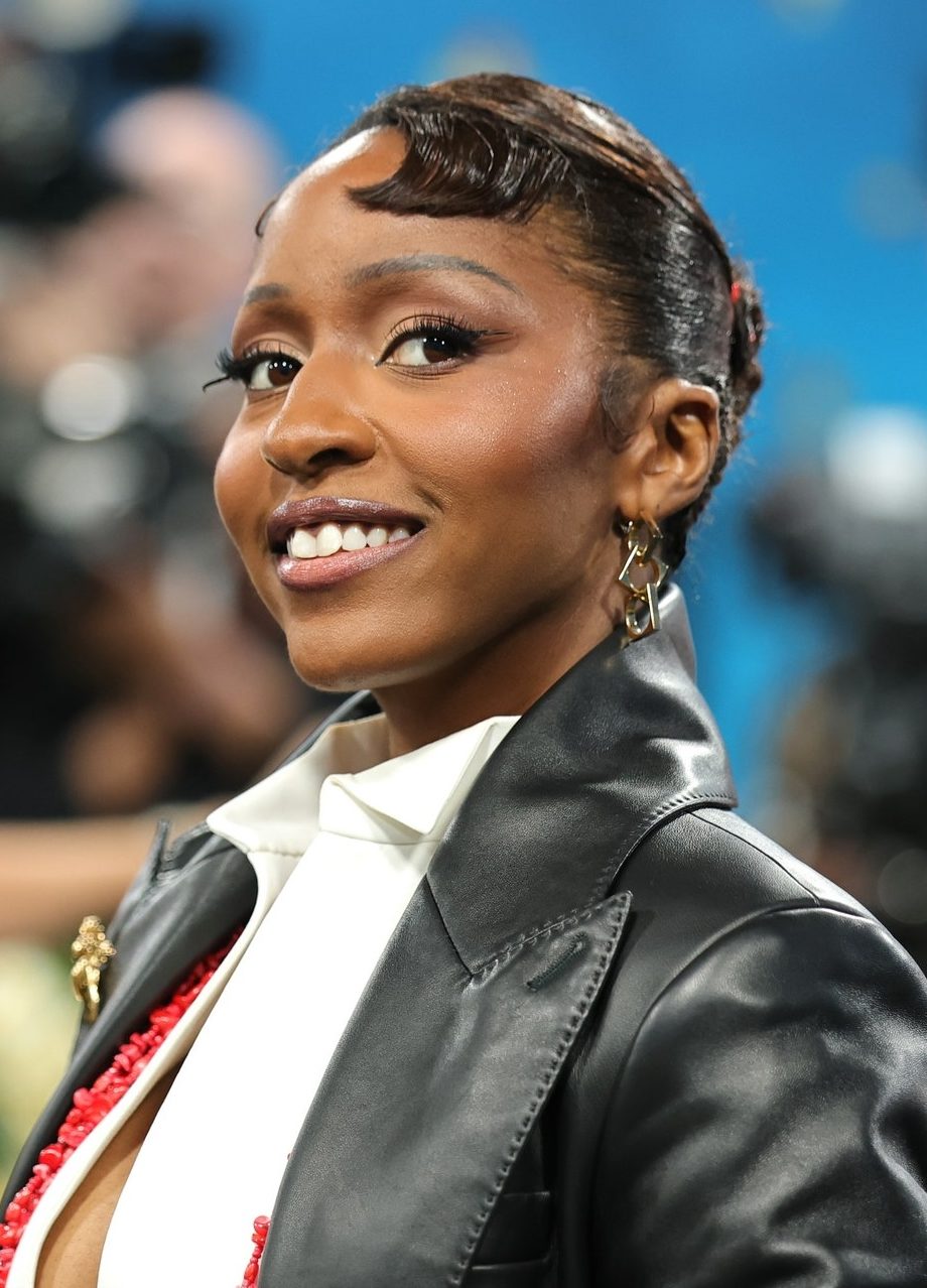 de-met-gala-2025-look-van-ayo-edebiri-is-een-stijlvolle-ode-aan-haar-vader-345209