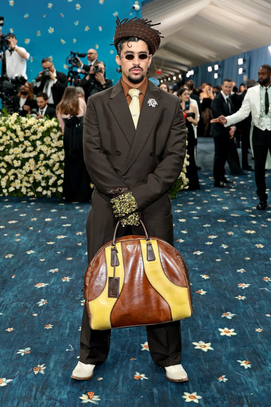 bad-bunny-draagt-prada-a-lo-criollo-op-het-met-gala-2025-345253
