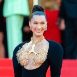Bella Hadid in een naakte look op de rode loper in Cannes in 2021