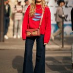 Een streetstyler in Parijs draagt blauwe sneakers