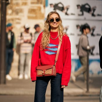 zo-geef-je-je-lentelook-een-frisse-upgrade-met-blauwe-sneakers-346301